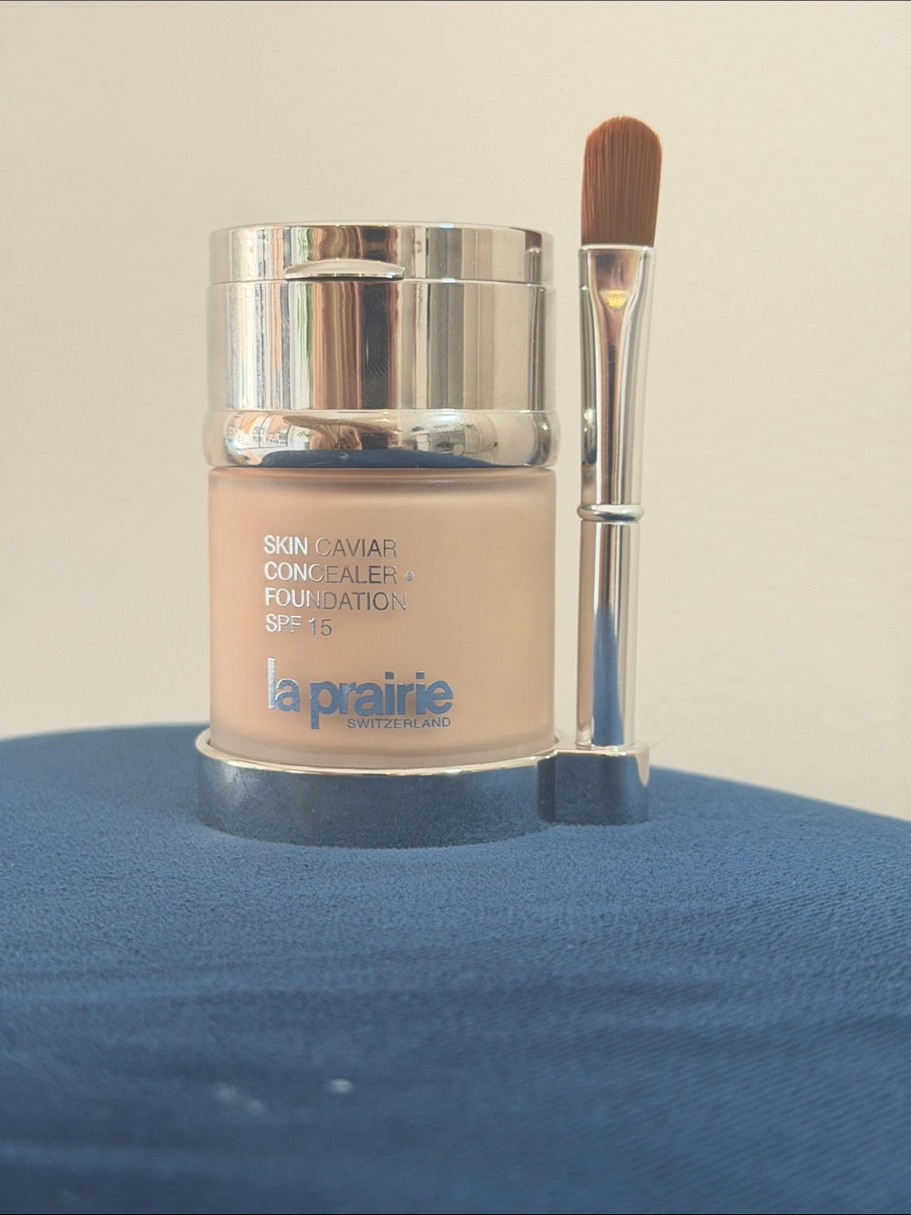 La Prairie Skin Caviar Concealer + Foundation in Beige with Silver Cap